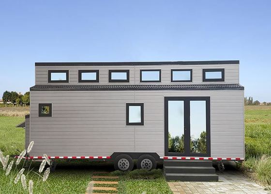 خانه مدرن پیش ساخته مدل دار کاروان لوکس خانه کوچکی روی چرخ ها توسط 40 FR حمل و نقل شده است
