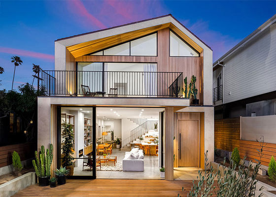 خانه ماژولار دو طبقه ای با پنجره های بزرگ ویلای آسیسی